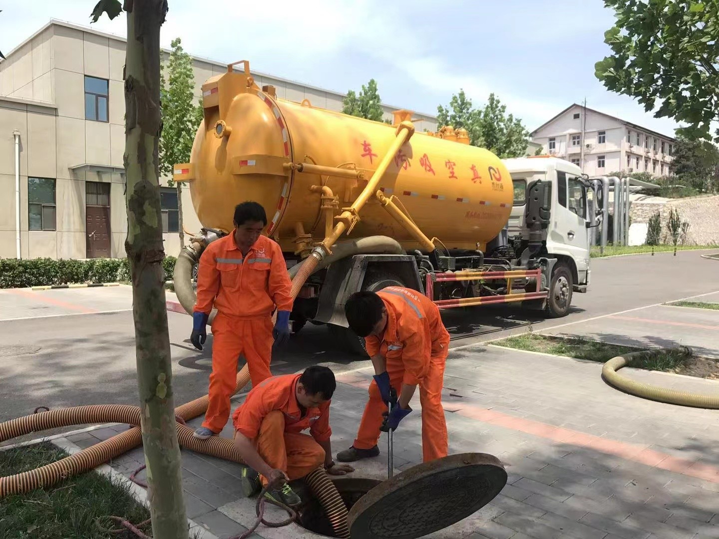 登封管道疏通车停在窨井附近